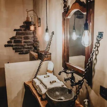 Le Fantome De Berthe Logement-attraction Insolite カプセルホテル ラ・ロシュ・アン・アルデンヌ